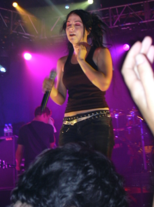 Amy en mi concierto con los ojos cerrados.bmp